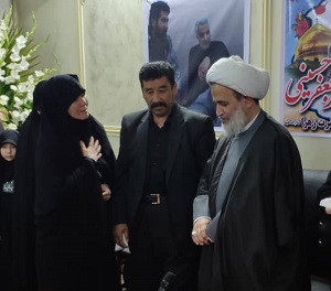علیرضا پناهیان خطاب به خانوادۀ شهید افغانستانی: ما خیلی شرمندۀ فرزند شما هستیم، این امنیت و آرامش و حیات جامعه به شهدایی مثل فرزند شما وابسته است.